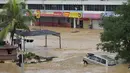 Seorang terdampar menunggu penyelamatan di Hulu Langat, luar Kuala Lumpur, Malaysia, Minggu (19/12/2021). Kuala Lumpur dan perkampungan sekitarnya dilanda banjir akibat hujan deras selama dua hari, menyebabkan ribuan warga mengungsi dan banyak jalan yang memutus akses. (Foto AP/Vincent Thian)