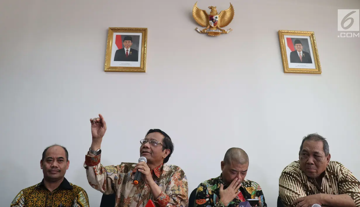 Anggota Dewan BPIP Mahfud MD (kedua kiri) memberikan keterangan kepada sejumlah media di Jakarta, Kamis (31/5). Dalam keterangannya Mahfud meluruskan soal hak keuangan yang tertuang dalam Perpres Nomor 42/2018. (Liputan6.com/Angga Yuniar)