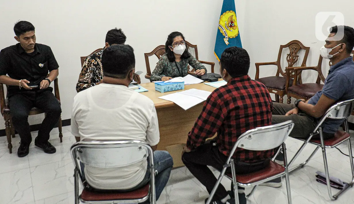 Anggota Komnas HAM menerima perwakilan Aliansi Masyarakat Anti Mafia Tambang di Kantor Komnas HAM, Menteng, Jakarta Pusat, Kamis (24/11/2022). Perusahaan tambang PT Amman Mineral yang berlokasi di Batu Hijau atau sekitar 40 kilometer dari Ibu Kota Kabupaten Sumbawa Barat dituduh melanggar hak asasi manusia karena kebijakan memberangus serikat pekerja atau union busting. (Liputan6.com/Faizal Fanani)