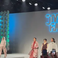 Bukan hanya karena koleksi memukau dari para desainer modest ternama seperti RiaMiranda, Sabamodest x IKYK, dan Itsar Syar’i, tetapi juga karena kehadiran para srikandi kabinet merah putih, wakil menteri perempuan Indonesia, yang tampil percaya diri melenggang di atas panggung. [Dok/FIMELA/Hilda Irach].