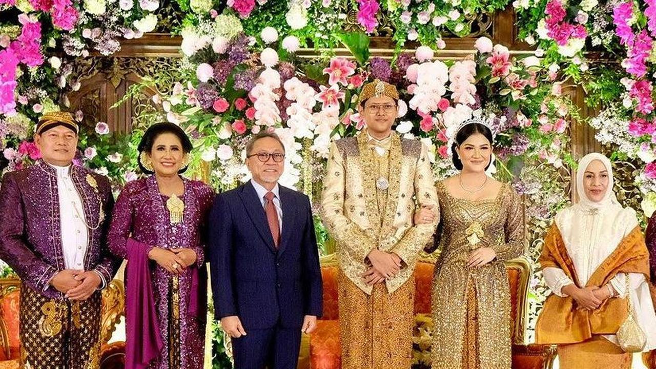 "Pengantin baru di malam Minggu. Selamat untuk Ditya Wira Adibrata dan Natasha Regina Hallatu. Ditya adalah putra dari sahabat kami Bapak Panglima TNI Yudo Margono," tulis Zulkifli.<br>
