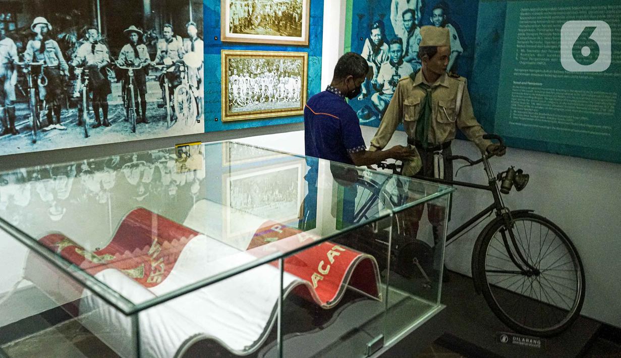 Petugas membersihkan diorama di Museum Sumpah Pemuda, Jakarta, Rabu (27/10/2021). Museum Sumpah Pemuda memiliki koleksi foto dan benda-benda bersejarah dalam pergerakan nasional kepemudaan dan menjadi tonggak sejarah perjuangan kemerdekaan RI. (Liputan6.com/Faizal Fanani)