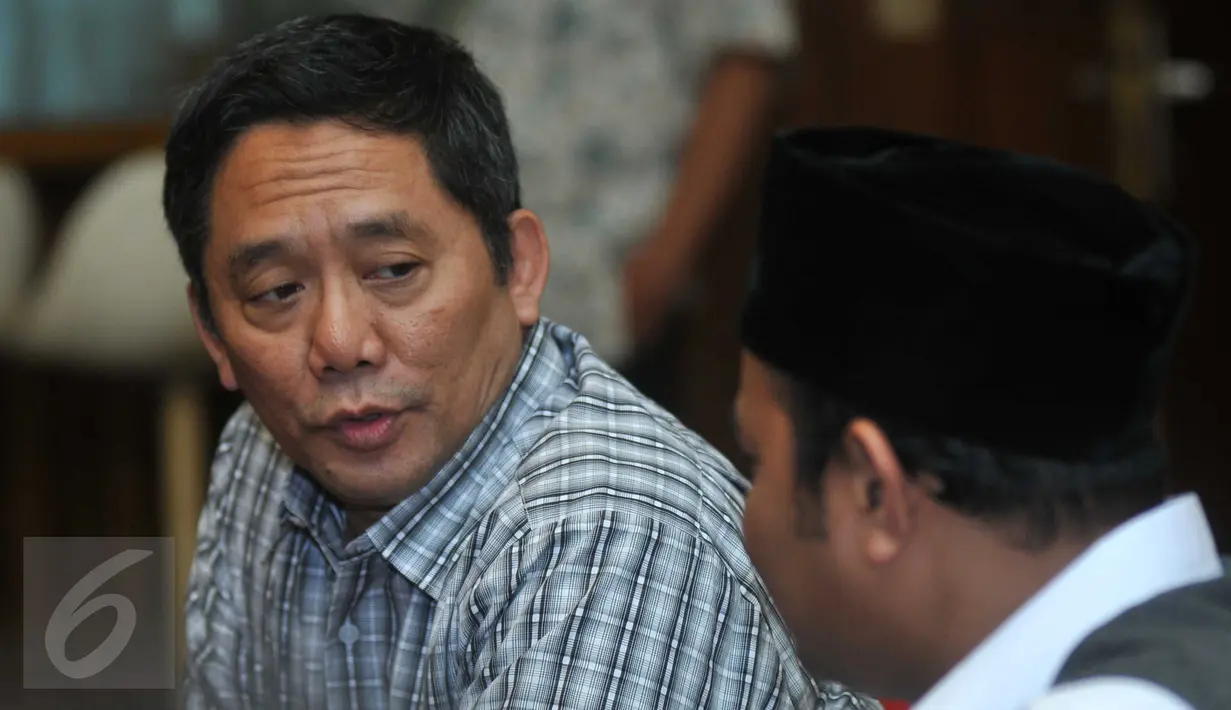Ketua DPD PDIP Boy Sadikin (kiri) berbincang dengan Balongub DKI Jakarta dari PKS, Muhammad Idrus saat memberi keterangan seusai menggelar pertemuan dan silaturahmi politik di kediaman Boy Sadikin, Jakarta, Jumat (4/3). (Liputan6.com/Gempur M Surya)