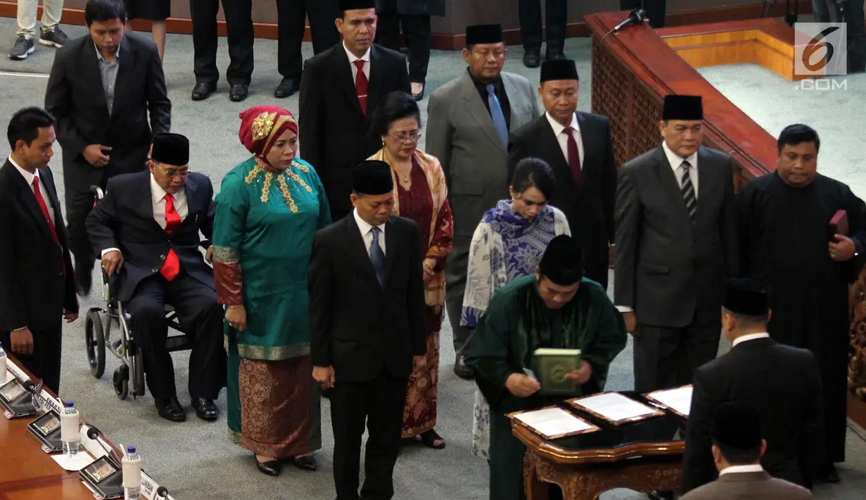 Sembilan anggota DPR saat diambil sumpah dan janji saat Pergantian Antar Waktu (PAW) pada Rapat Paripurna DPR, Jakarta, Selasa (2/10). Mereka terdiri dari 5 Fraksi Gerindra, 1 Fraksi Demokrat, 2 Fraksi PAN, dan 1 Fraksi PPP. (Liputan6.com/JohanTallo)