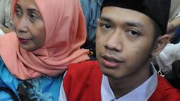 Dede Luthfi Alfiandi, pembawa bendera Merah Putih saat aksi siswa Sekolah Menengah Kejuruan (SMK) di kawasan DPR/MPR RI pada September lalu, bersiap menjalani sidang perdana di Pengadilan Negeri Jakarta Pusat, Kamis (12/12/2019). Sidang mendengar pembacaan dakwaan. (Liputan6.com/Helmi Fithriansyah)