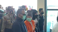 Maria Pauline Lumowa, buronan yang menggelapkan uang BNI senilai Rp 1.7 triliun, tiba di Bandara Internasional Soekarno Hatta, Tangerang, Kamis (9/7/2020). (Liputan6.com/Pramita Tristiawati)