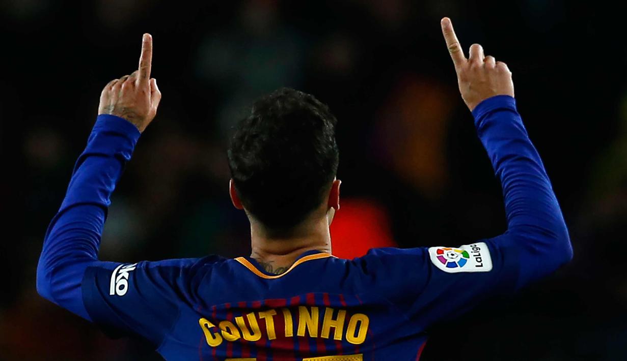 Gelandang Barcelona, Philippe Coutinho melakukan selebrasi usai mencetak gol ke gawang Girona pada La Liga Spanyol di stadion Camp Nou (25/2). Barcelona menang telak 6-1 dan Coutinho mencetak satu gol di pertandingan ini. (AP Photo/Manu Fernandez)
