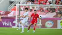 Pemain Uzbekistan U-23, Hojimat Erkinov (kiri) berusaha mengontrol bola di samping pemain Timnas Indonesia U-23, Justin Hubner pada laga semifinal Piala Asia U-23 2024 di Abdullah bin Khalifa Stadium, Doha, Qatar, Senin (29/4/2024). (AFC)
