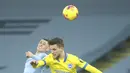 Pemain Manchester City Phil Foden (kiri) berebut bola dengan pemain Brighton and Hove Albion Joel Veltman pada pertandingan Liga Inggris di Etihad Stadium, Manchester, Inggris, Rabu (13/1/2021). Manchester City menang 1.0. (Clive Brunskill /Pool via AP)