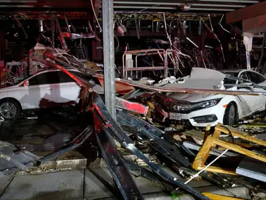 Kondisi salah satu gedung usai dihantam tornado di Canton, Texas, AS, Sabtu (29/4). Satu orang dilaporkan tewas dan puluhan lainnya luka-luka. (Tom Fox / The Dallas Morning News via AP)