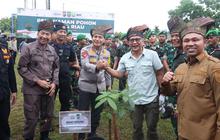 Aksi Kompak Irjen Herry dan Rocky Gerung Tanam Pohon Cegah Karhutla, Lindungi Tuah Menjaga Marwah