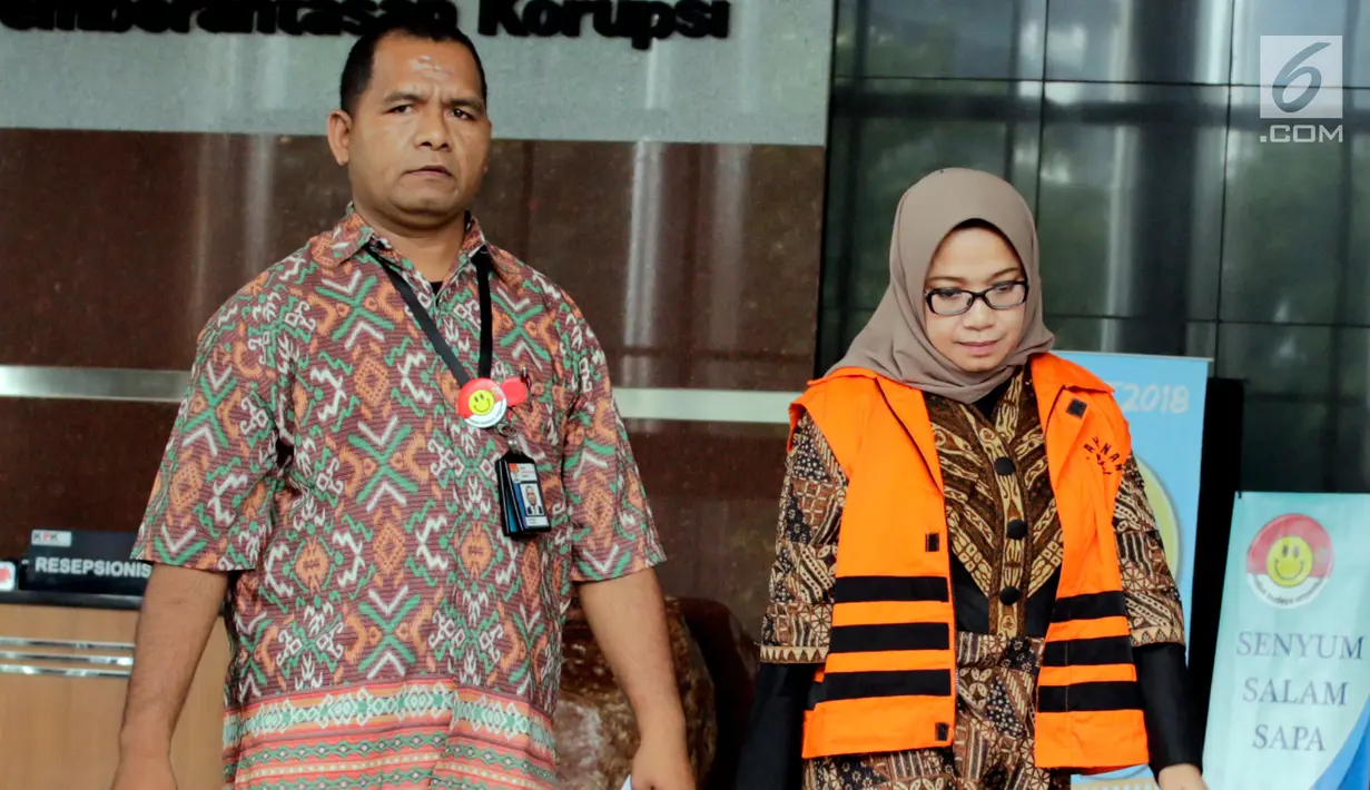Wakil Ketua Komisi VII DPR Eni Maulani Saragih berjalan usai menjalani pemeriksaan oleh penyidik di gedung KPK, Jakarta, Senin (24/7). Eni Saragih diperiksa untuk mendalami aliran dana dari Johannes Budisutrisno Kotjo. (Merdeka.com/Dwi Narwoko)