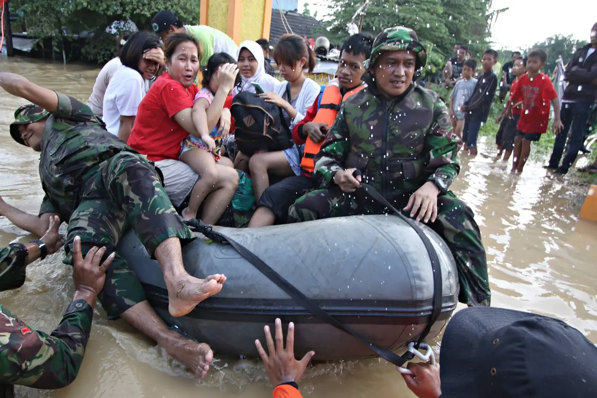 20160421- Perjuangan Petugas Saat Evakuasi Korban Banjir Pondok Gede Permai-Bekasi- Immanuel Antonius