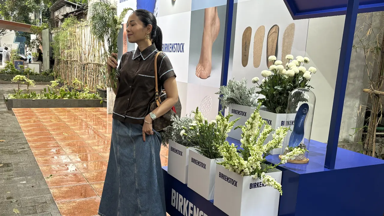 Ayla Dimitri mengenakan sandal dengan Footbed Ecosystem dari Birkenstock. [Anisha/Fimela]