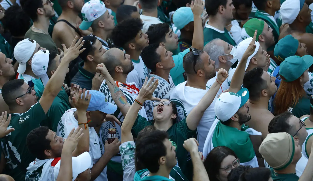 Suporter Palmeiras bersorak untuk tim mereka saat menonton siaran langsung pertandingan kejuaraan Copa Libertadores, di Sao Paulo, Brasil, Sabtu (27/11/2021). Palmeiras kampiun Copa Libertadores 2021 usai mengalahkan Flamengo 2-1 di Stadion Centenario, Uruguay.  (AP Photo/Marcelo Chello)