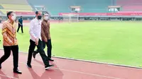 Gubernur Jawa Barat Ridwan Kamil mendampingi Presiden Joko Widodo saat meninjau vaksinasi massal di Stadion Patriot Candrabagha, Kota Bekasi, Senin (14/6/2021). (Foto: Setpres RI)