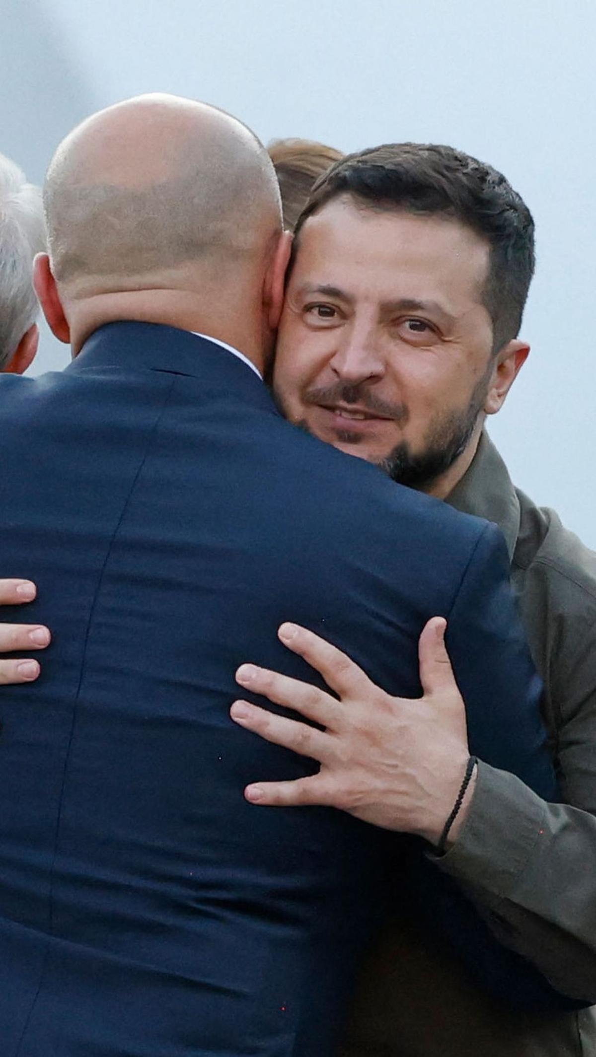 Di foto lainnya, Zelensky mendapatkan pelukan hangat dari Perdana Menteri Makedonia Dimitar Kovachevski.