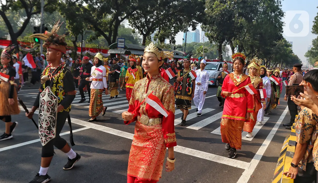 Tampak masyakarat antusias sepanjang jalan dari Monas ke Istana menyaksikan kirab dalam rangkaian upacara HUT ke-78 RI. (Liputan6.com/Angga Yuniar)