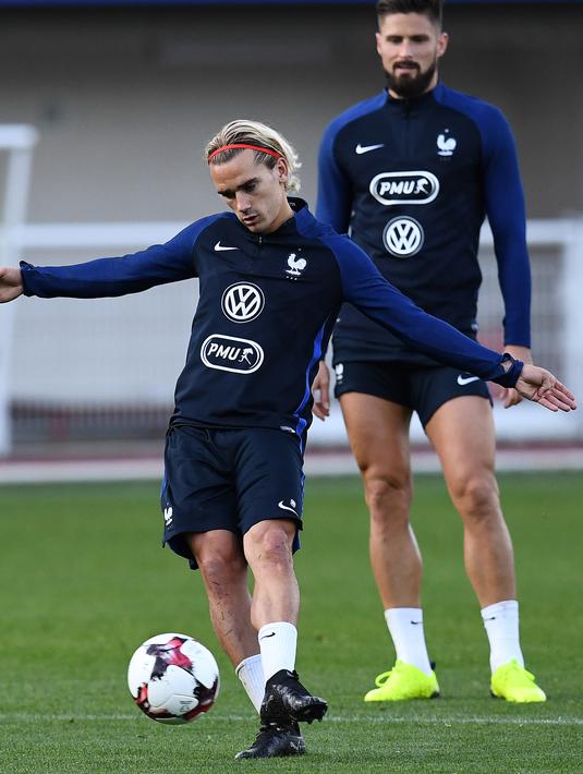 Penyerang Prancis, Antoine Griezmann melakukan tendangan bebas pada sesi latihan di Clairefontaine-en-Yvelines, (3/10/2017). Prancis melakukan persiapan jelang melawan Bulgaria. (AFP/Franck Fife)