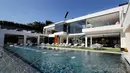 Suasana kolam renang di rumah mewah di kawasan Bel-Air, Los Angeles,AS (26/1). Rumah seharga 20 juta dolar Amerika atau 3,33 triliun rupiah ini merupakan rumah termahal yang terdaftar di Amerika Serikat. (AP/Jae C. Hong)