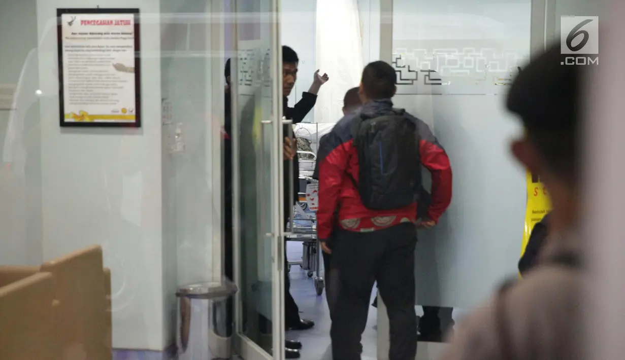 Suasana pemindahan Ketua DPR, Setya Novanto dari RS Medika Permata Hijau ke RS Cipto Mangunkusumo di Jakarta, Jumat (17/11). (Liputan6.com/Faizal Fanani)