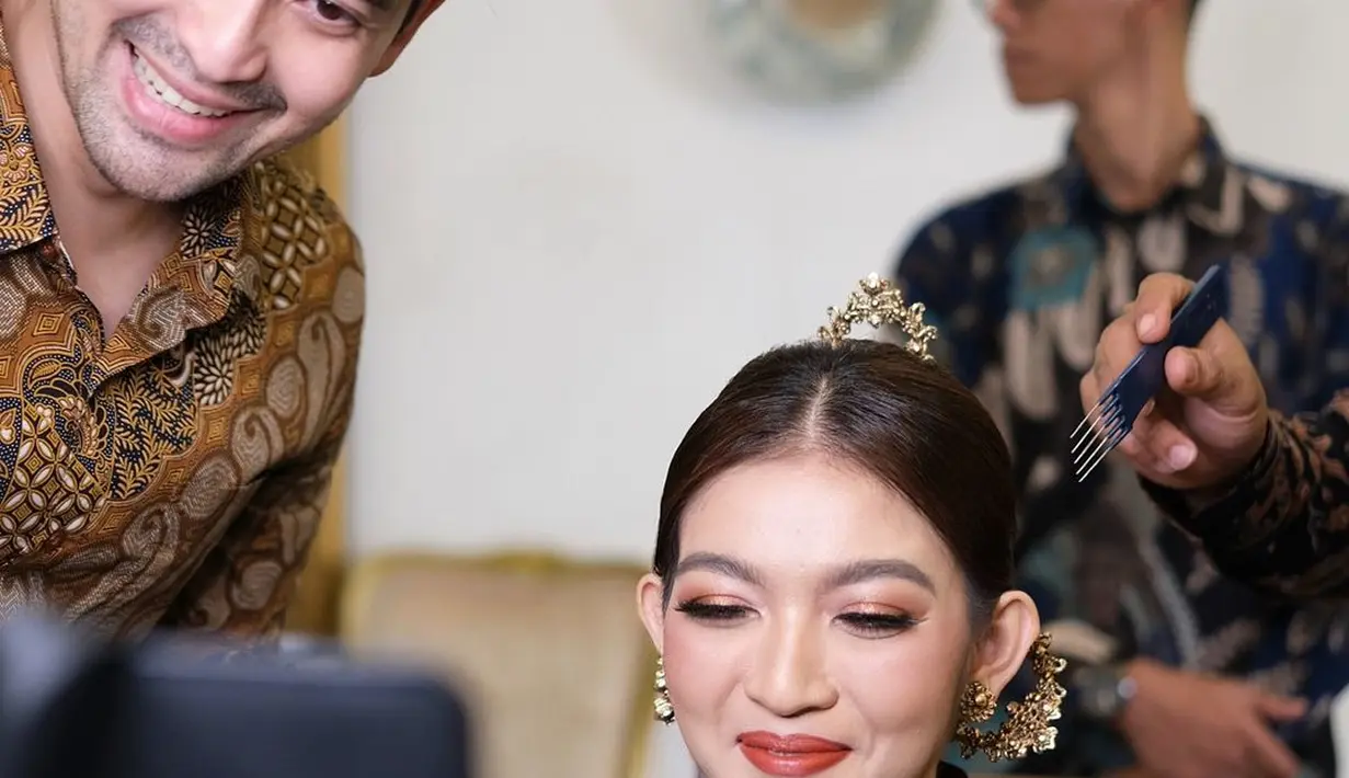 Sementara rambutnya ditata bergaya sanggul rendah dan dipermanis dengan aksesori rambut yang tak kalah meriah dengan kebaya-nya. [@rama_jee].