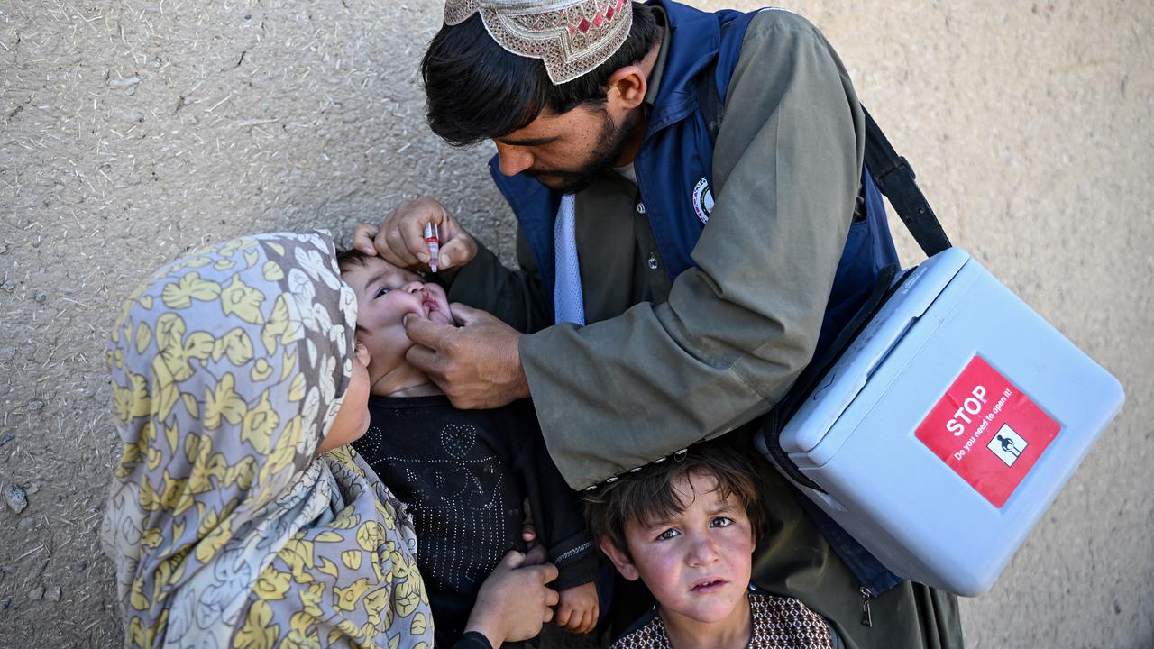 Anak-anak Afghanistan Jalani Vaksinasi Polio