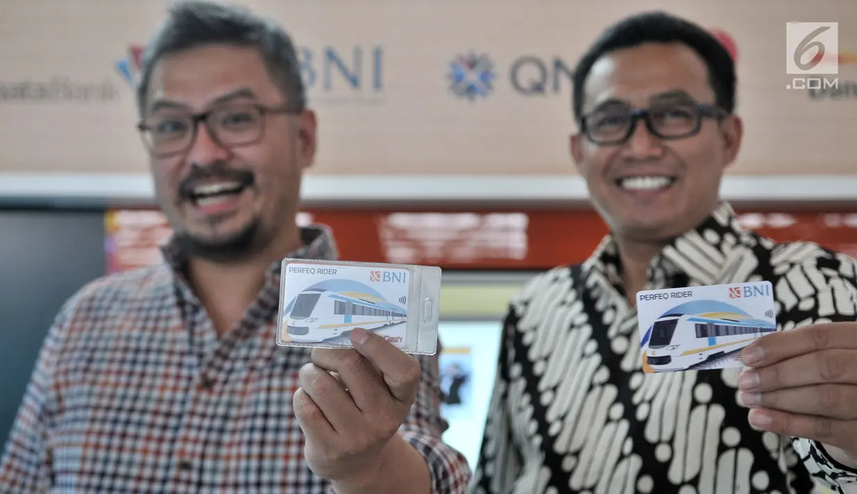 CEO KapanLagi Youniverse (KLY) Steve Christian dan Dirut PT Railink Heru Kuswanto menunjukkan kartu Perfeq Rider di Stasiun BNI City, Jakarta, Rabu (31/10). (Merdeka.com/Iqbal S. Nugroho)