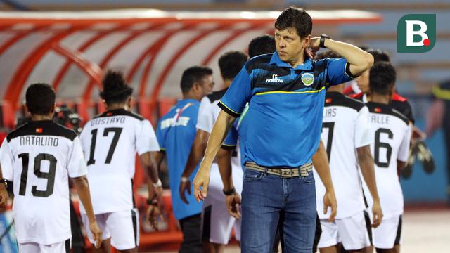 Reaksi pelatih timnas Timor Leste, Fabio Joaquim Machel Da Silva usai timnya dikalahkan oleh Indonesia dalam pertandingan lanjutan babak penyisihan grup A Sea Games 2021 Vietnam di Viet Tri Stadium, Phu Tho, Vietnam, Selasa (10/5/2022). (Bola.com/Ikhwan Y