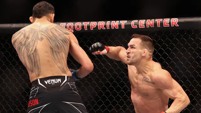 FOTO: Michael Chandler Menang KO Lawan Tony Ferguson di UFC 274