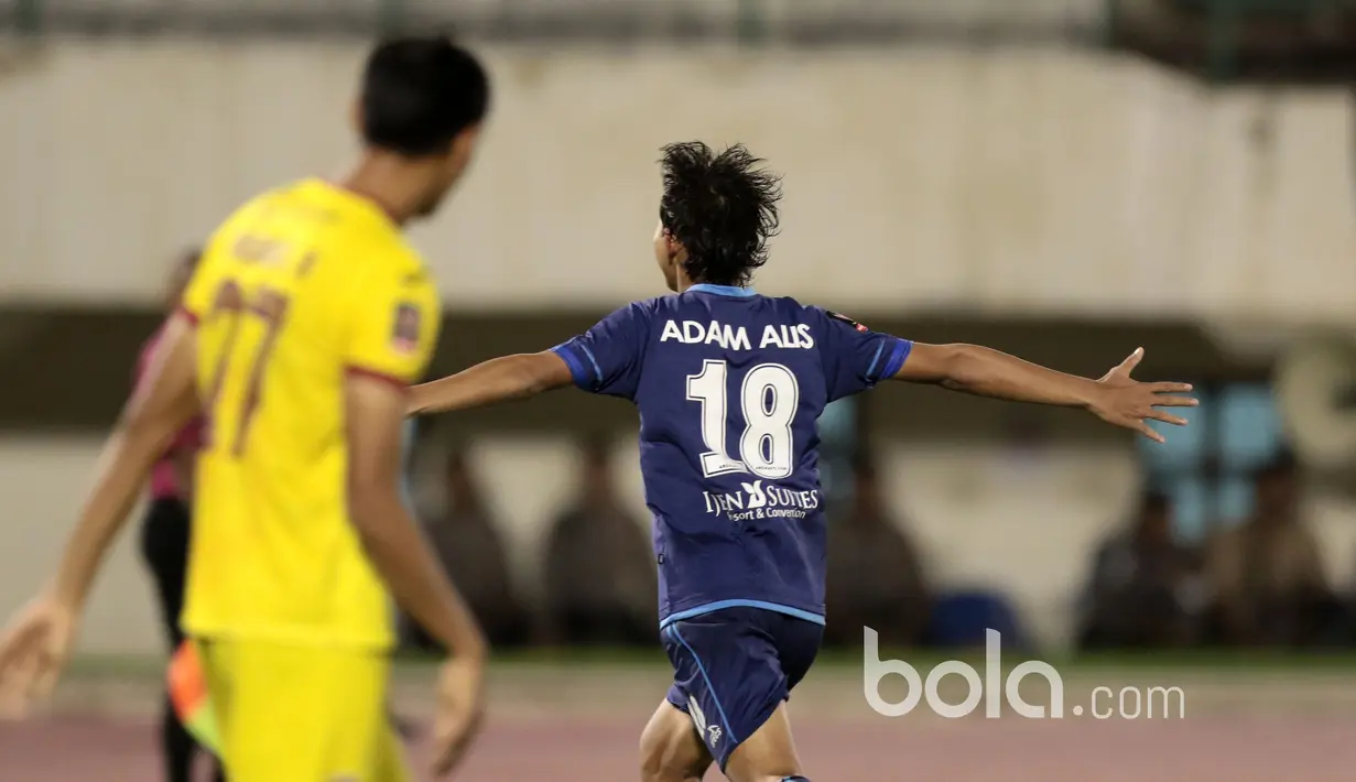 Pemain Arema FC, Adam Alis merayakan gol ke gawang  Sriwijaya FC pada babak delapan besar Piala Presiden 2017 di Stadion Manahan, Solo. Jumat (26/2/2017). (Bola.com/Nicklas Hanoatubun)