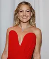 Kate Hudson memilih kalung dari emas putih 18 karat dan platinum dengan berlian seberat 43,32 karat, sebuah cincin dari emas putih 18 karat dengan 4,98 karat berlian hitam, serta cincin emas putih 18 karat lainnya dengan 5,78 karat berlian, semuanya dari koleksi Haute Joaillerie. Ia juga melengkapi penampilannya dengan sepasang anting dari koleksi Precious Lace berbahan emas putih 18 karat dengan 3,77 karat berlian. [Chopard]