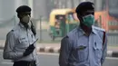 Petugas kepolisian mengatur lalu lintas dengan mengenakan masker di New Delhi, India, Jumat (20/10). New Delhi diselimuti asap tebal sehari setelah jutaan orang menyalakan petasan merayakan Diwali Festival. (AFP Photo/Money Sharma)