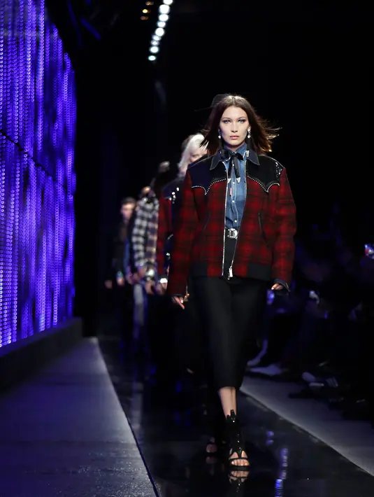 Model Bella Hadid berjalan di atas catwalk membawakan koleksi busana Fall-Winter 2018-19 milik Dsquared2 selama acara Milan Fashion Week, Italia, (14/1). (AP Photo / Luca Bruno)