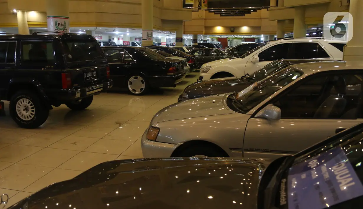 Deretan mobil bekas yang dijual di bursa mobil bekas Mall Blok M, Jakarta, Jumat (8/10/2021). Sempat sangat redup, kini penurunan level PPKM membuat pasar mobil bekas berangsur pulih. (Liputan6.com/Angga Yuniar)
