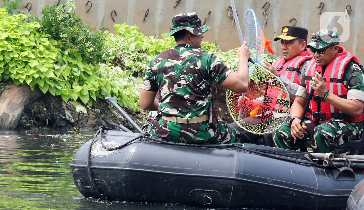Grebeg Kali Ciliwung dilakukan dalam rangka menyambut Hari Ulang Tahun Republik Indonesia  (HUT RI) pada 17 Agustus mendatang. (Liputan6.com/Herman Zakharia)