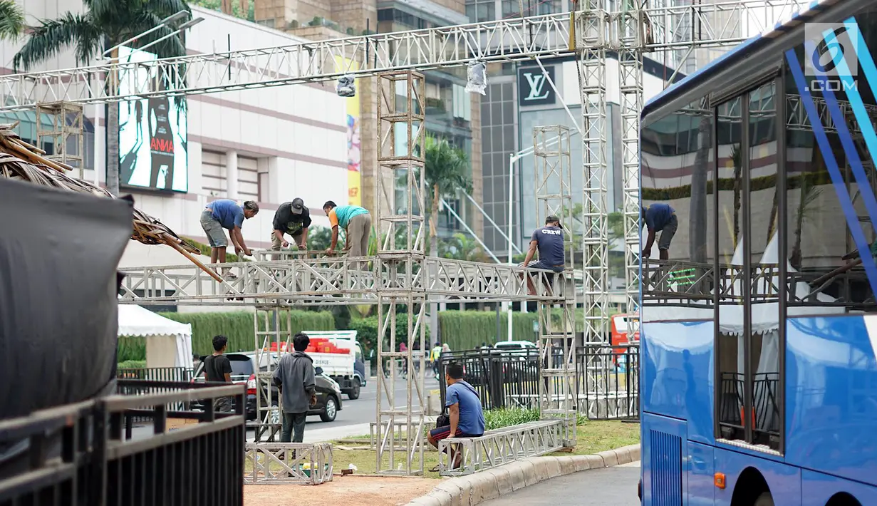 Pekerja menyelesaikan pembuatan panggung hiburan malam puncak HUT Ke-492 Kota Jakarta di Bundaran HI, Jakarta, Jumat (21/6/2019). Malam puncak HUT Jakarta dibalut dalam konsep ekonomi kreatif dan seni pada Sabtu 22 Juni. (Liputan6.com/Immanuel Antonius)