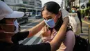 Relawan membagikan masker kepada pejalan kaki di Kawasan Bundaran HI, Jakarta, Selasa (17/3/2020). Sebanyak 3.000 masker dibagikan secara gratis sebagai salah satu bentuk keprihatinan sekaligus berpartisipasi dalam upaya mencegah penyebaran virus corona COVID-19. (Liputan6.com/Faizal Fanani)