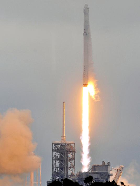 Roket Falcon 9 milik SpaceX meluncur dari landasan 39A, Kennedy Space Center, Florida, AS, Minggu (19/2). Roket Falcon 9 membawa kapsul Dragon berisi 2,5 ton perbekalan untuk para astronaut di ISS.  (AFP PHOTO / BRUCE WEAVER) 