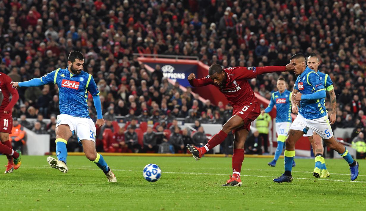 Gelandang Liverpool, Georginio Wijnaldum, melepaskan tendangan saat melawan Napoli pada laga Liga Champions di Stadion Anfield, Liverpool, Selasa (11/12). Liverpool menang 1-0 atas Napoli. (AFP/Paul Ellis)