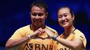 Selebrasi ganda campuran Indonesia, Rehan Naufal Kusharjanto/Lisa Ayu Kusumawati setelah mengalahkan wakil Jepang, Kyohei Yamashita/Naru Shinoya pada babak perempatfinal All England 2023 di Utilita Arena, Birmingham, Inggris, Jumat (17/3/2023). Di babak semifinal, Rehan Naufal Kusharjanto/Lisa Ayu Kusumawati akan menghadapi pasangan nomor satu BWF asal China, Zheng Si Wei/Huang Ya Qiong. (AP Photo/Zac Goodwin)