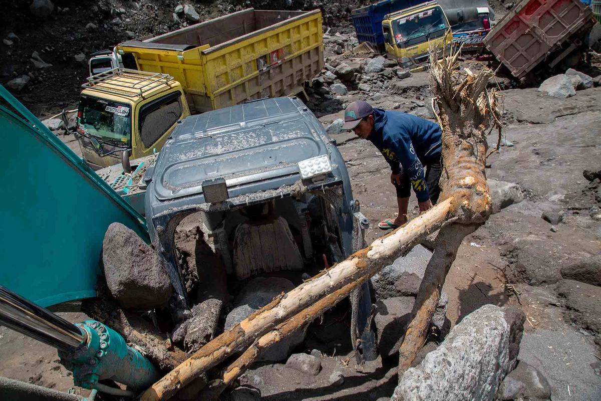 FOTO: Penampakan Truk Tertimbun Lahar Dingin Gunung Merapi, Menewaskan Tiga Orang