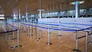 Suasana Bandara Ben Gurion di Lod, Israel, Selasa (26/1/2021). Bandara internasional utama Israel itu tampak kosong setelah pemerintah menyetujui penutupan selama seminggu untuk mencegah penyebaran varian baru virus corona. (AP Photo/Oded Balilty)