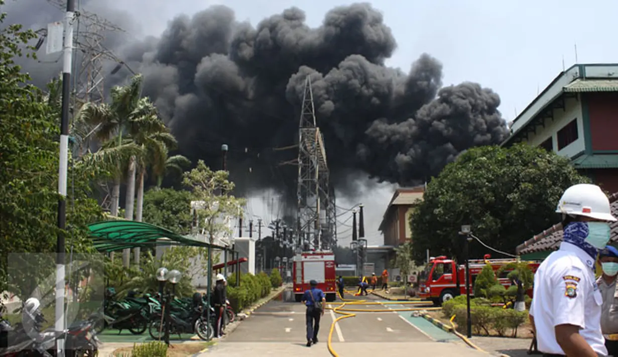 Asap hitam terlihat membumbung di lokasi kebakaran gardu induk PLN di Kembangan, Jakarta Barat, Rabu (2/9/2015). Akibat kebakaran ini, PLN terpaksa memadamkan jaringan listrik di sejumlah titik di Jakarta dan Tangerang. (Liputan6.com/Gempur M Surya)