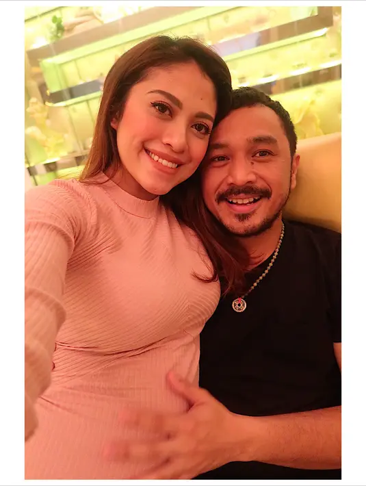 "Ayahmu memberikan nama Abraham berdasarkan seorang Negarawan yang merubah sejarah Amerika Serikat bernama Abraham Lincoln." tulisnya terkait arti nama putranya. (Instagram/cynthiariza)