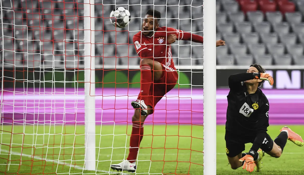 Gelandang Bayern Munchen, Corentin Tolisso, mencetak gol ke gawang Borussia Dortmund pada laga Piala Super Jerman di Allianz Arena, Kamis (1/10/2020) dini hari WIB. Bayern Munchen menang 3-2 atas Borussia Dortmund. (Sven Hoppe/Pool via AP)