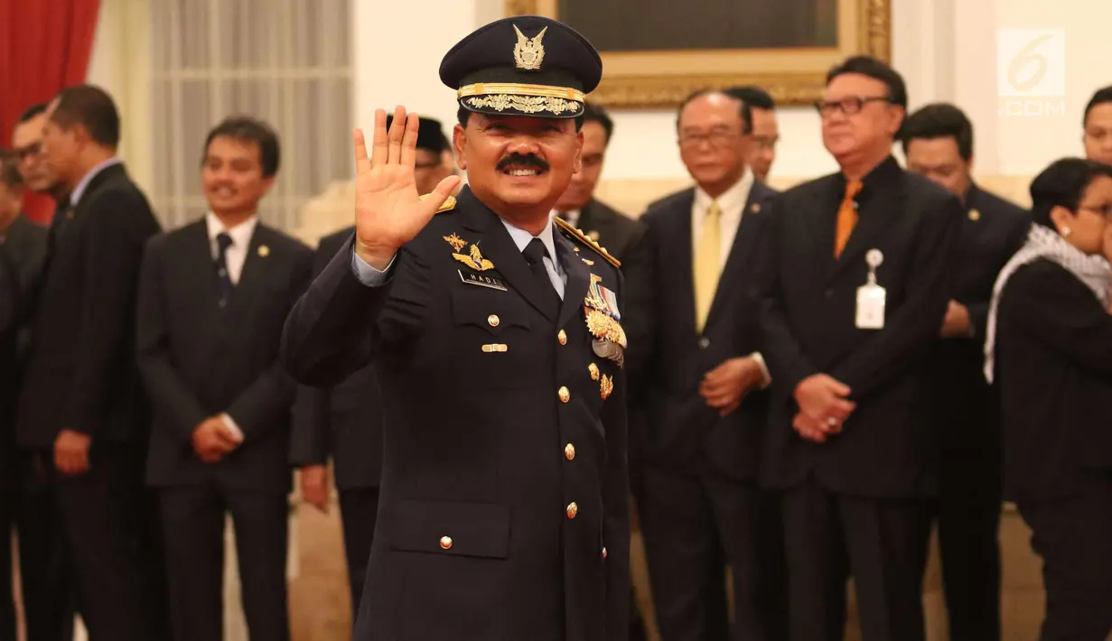 Marsekal Hadi Tjahjanto tersenyum jelang mengikuti upacara pengambilan sumpah dan pelantikan sebagai Panglima TNI di Istana Negara, Jakarta, Jumat (8/12). Hadi Tjahjanto mengantikan Gatot Nurmantyo. (Liputan6.com/Angga Yuniar)