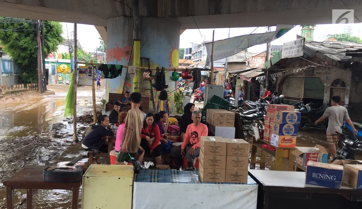 Pengungsi banjir beraktivitas di sekitar kolong Flyover Rawajati, Jakarta, Selasa (6/2). Banjir menggenangi rumah-rumah mereka sejak sehari lalu. (Liputan6.com/Immanuel Antonius)