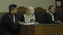 Mantan Menteri Kesehatan Siti Fadilah Supari (tengah) menjalani sidang Peninjauan Kembali kasus pengadaan alat kesehatan di Pengadilan Tipikor, Jakarta, Kamis (31/5). Sebelumnya, Siti Fadilah dipidana penjara empat tahun. (Liputan6.com/Helmi Fithriansyah)