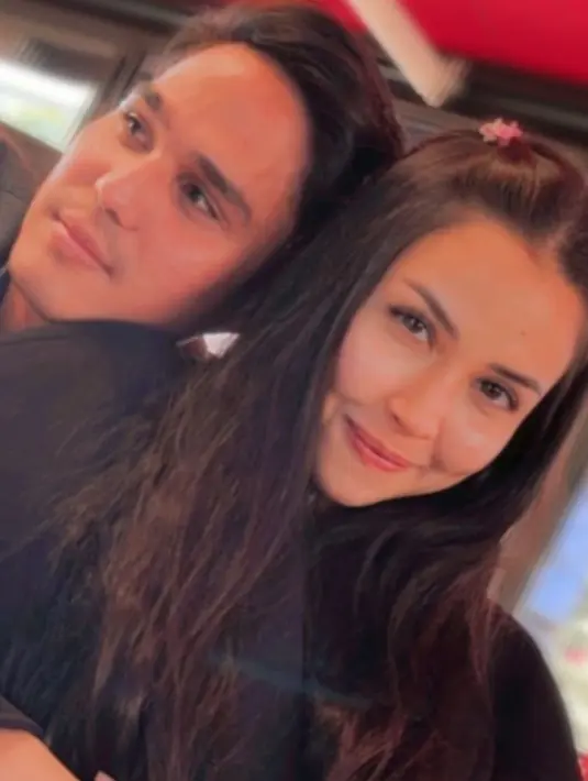<p>Adu akting bareng, Estelle Linden dan Mischa Chandrawinata disebut jadi pasangan serasi. Tampil mesra sebagai pasangan kekasih, peran keduanya bikin baper. (Instagram/estelleelinden)</p>